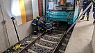 Rettung verletzter Personen bei einer Übung in einer U-Bahn-Station.