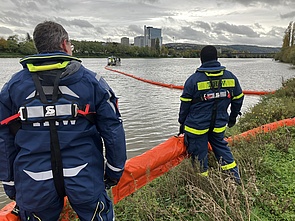 Übung der Fachgruppe Ölschaden in Koblenz