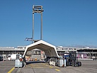 Eine Kontrollstraße des Zolls am Frankfurter Flughafen.