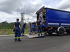 THW-Helfer laden Elektro-Austattung vom MzGW.