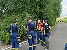 Der Gruppenführer der Fachgruppe N bespricht das weitere Vorgehen mit seinen Helfern.