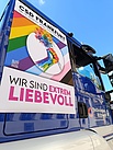 Das Motto des CSD: "Wir sind extrem liebevoll".